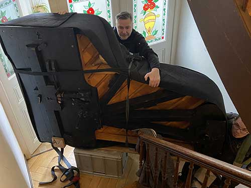 Flügeltransport in einem Treppenhaus